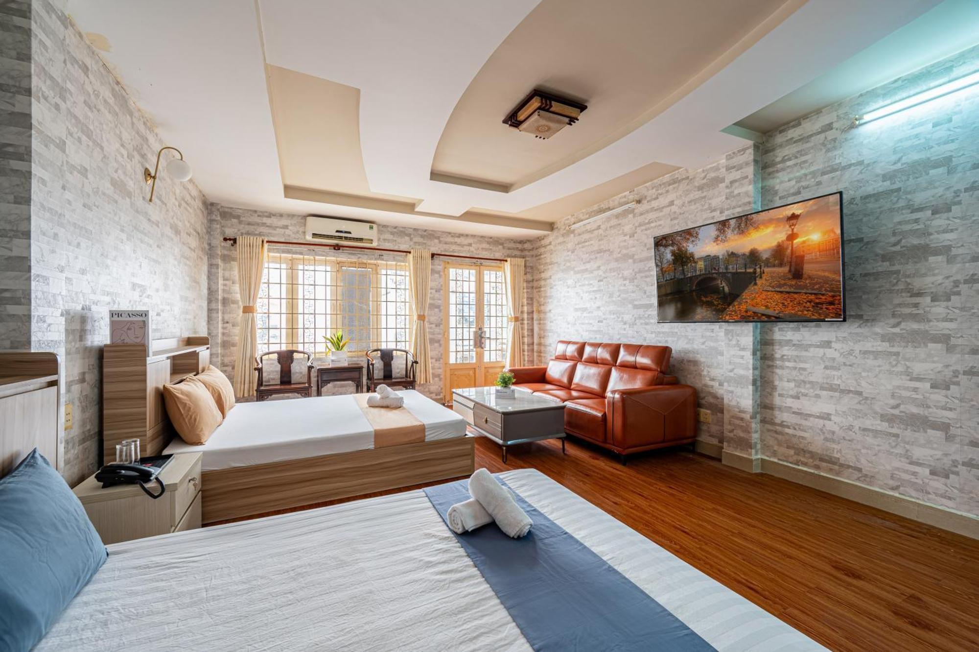Hotel Hoang Long By Cozrum Ho Chi Minh City