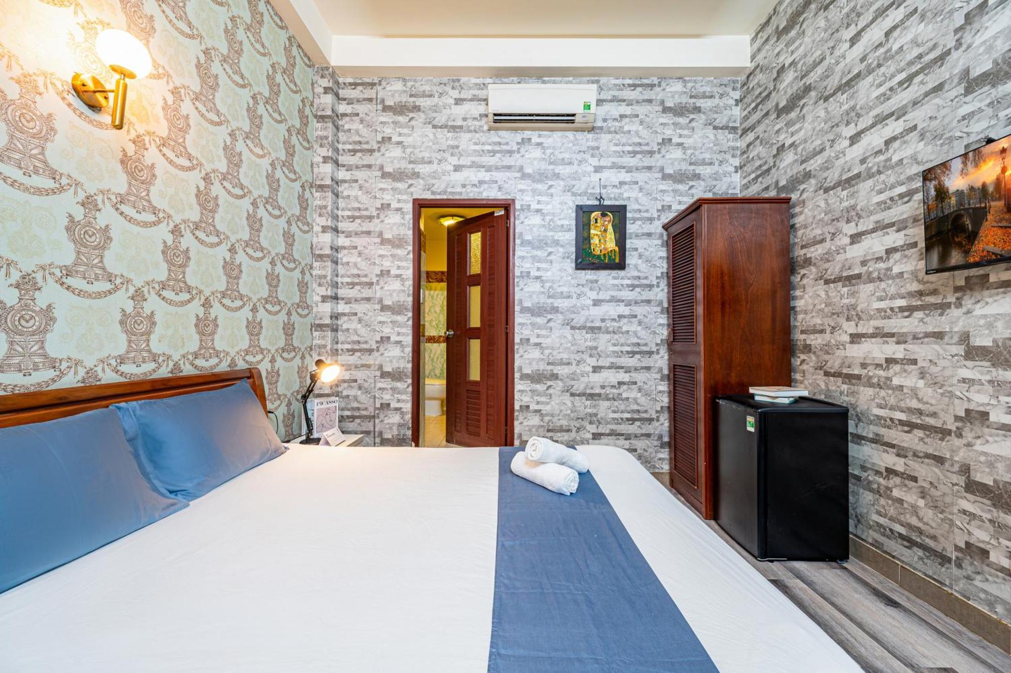 Hotel Hoang Long By Cozrum Ho Chi Minh City